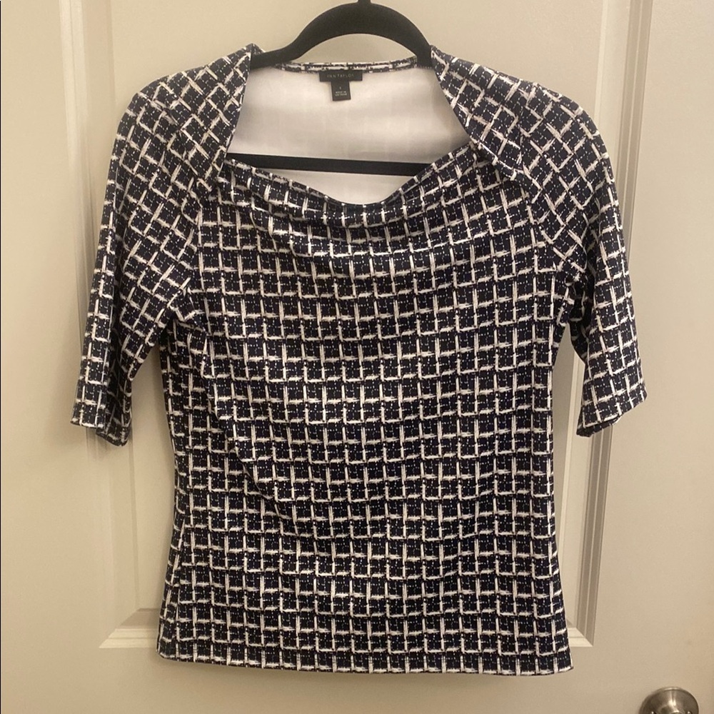 Ann Taylor Black and White Fitted Blouse with Short Sleeves and Notched Collar
